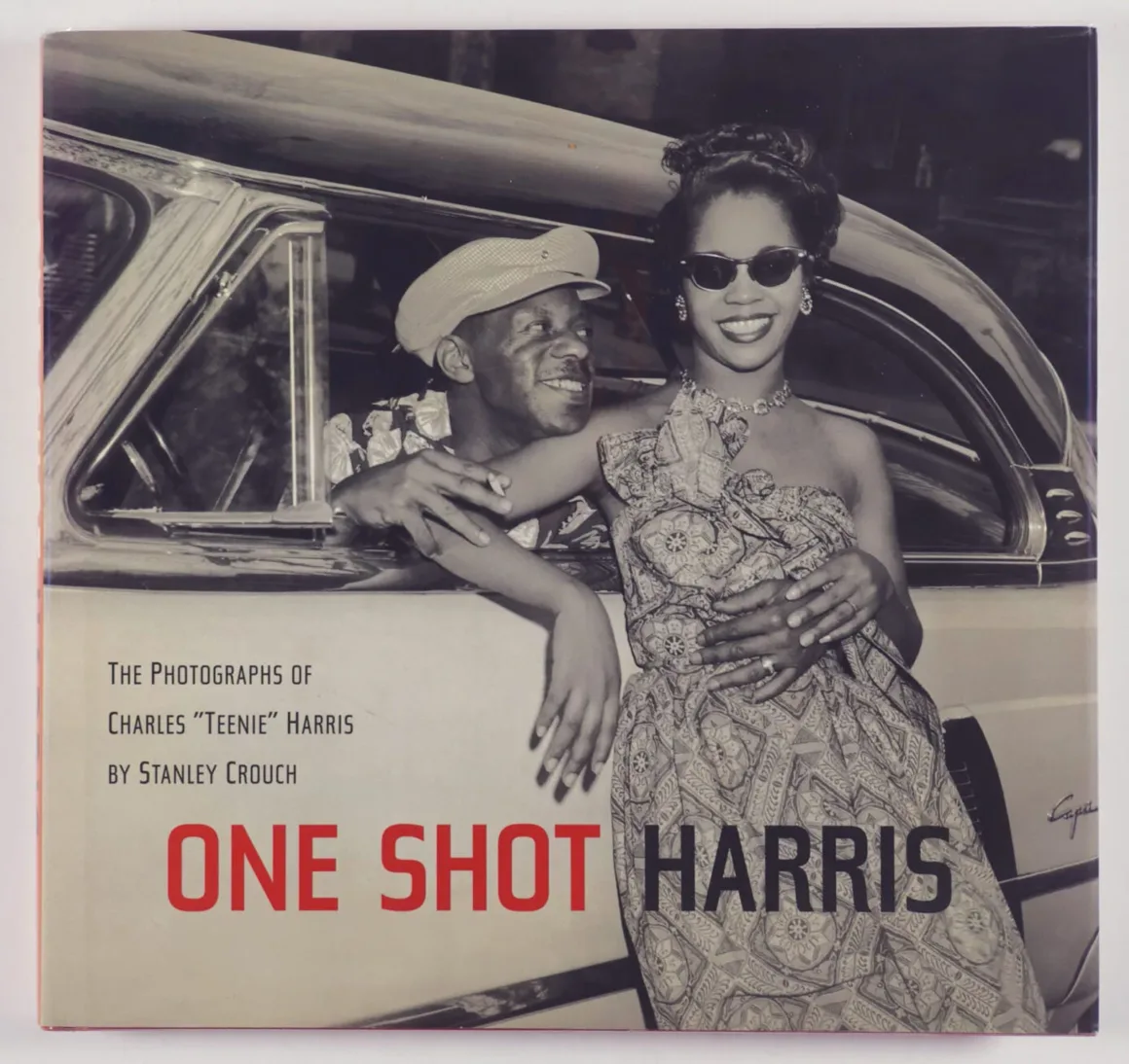 Charles “Teenie” Harris, Pittsburgh Walk of Fame’de Onurlandırıldı 20 One Shot Harris adlı kitabın kapağında, otomobile yaslanan şapkalı bir adam ile güneş gözlüklü bir kadının siyah-beyaz fotoğrafı yer alıyor.