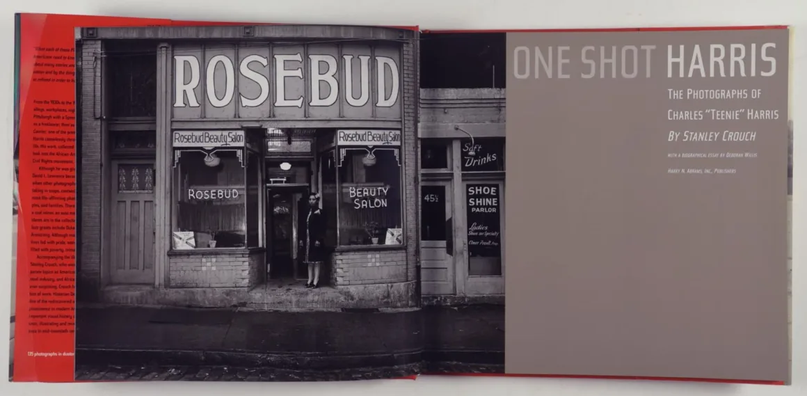 Charles “Teenie” Harris, Pittsburgh Walk of Fame’de Onurlandırıldı 21 Açık kitabın sol sayfasında Rosebud Beauty Salon'ın siyah-beyaz fotoğrafı, sağ sayfada ise One Shot Harris başlıklı metin görülüyor.