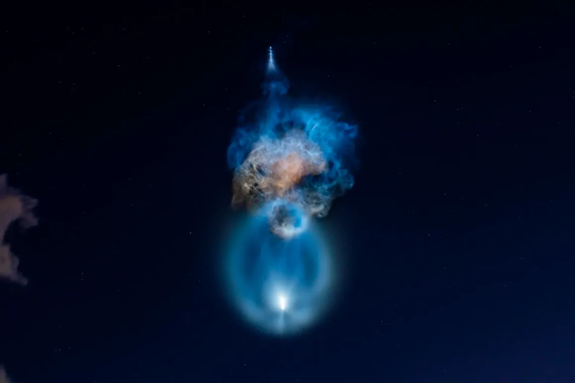 NASA’nın “Uzay Denizanası” Fotoğrafları Gökyüzünü Aydınlattı 17 Parlak bir roket egzoz bulutu gece gökyüzünde genişleyerek mavi bir halka ve büyük, dağınık bir bulut oluşturuyor.