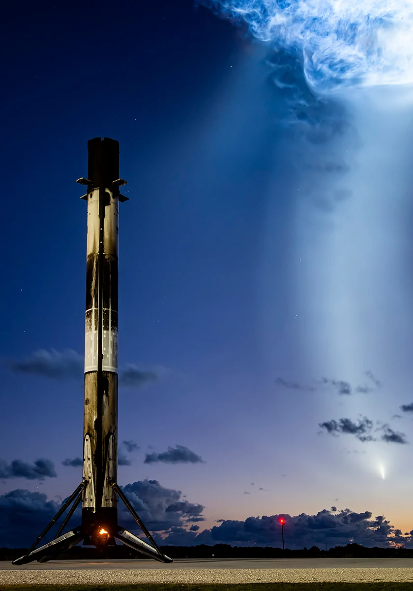 NASA’nın “Uzay Denizanası” Fotoğrafları Gökyüzünü Aydınlattı 22 Falcon 9 roketi fırlatma kulesinin yanında dururken rampanın arkasındaki gökyüzünde dağınık bir egzoz bulutu parlıyor.