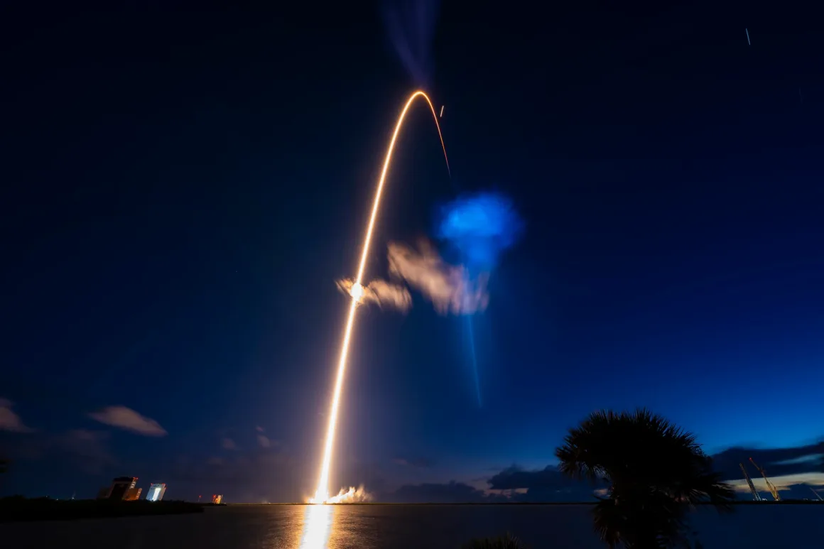 NASA’nın “Uzay Denizanası” Fotoğrafları Gökyüzünü Aydınlattı 20 Bir roket gece gökyüzüne fırlatılırken sağa doğru kıvrılan uzun ve parlak turuncu bir iz bırakıyor; yanında mavi bir bulut görülüyor.