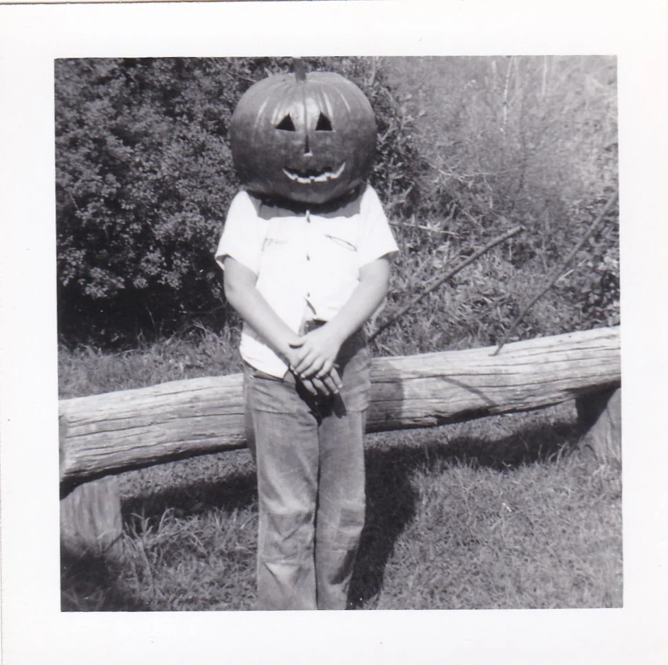 20. Yüzyıl Ortalarından Tekinsiz Halloween Fotoğrafları 22 Başında oyulmuş bir balkabağını maske olarak taşıyan çocuk