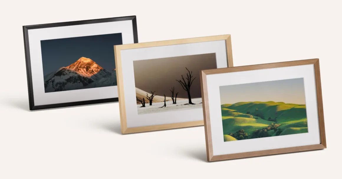Amazon Alexa Photo Frame Tanıtıldı: Yapay Zekâ Fotoğrafları Sizin İçin Seçiyor 20 Yan yana duran üç dijital fotoğraf çerçevesinde bir dağ zirvesi, çölde kurumuş ağaçlar ve yeşil tepelerden oluşan manzara fotoğrafları gösteriliyor.