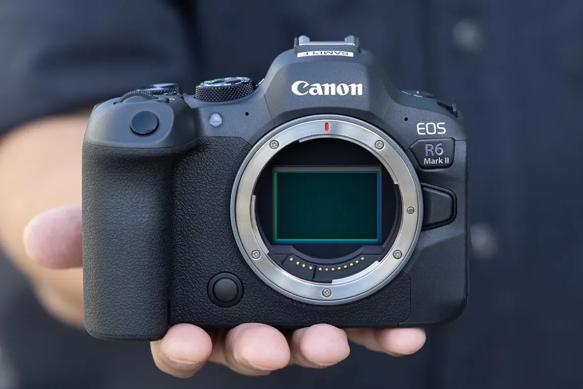 Canon Kamera Fiyatları 2027’de Artabilir 19 Objektifi çıkarılmış Canon EOS R6 Mark II gövdesinde görüntü sensörü
