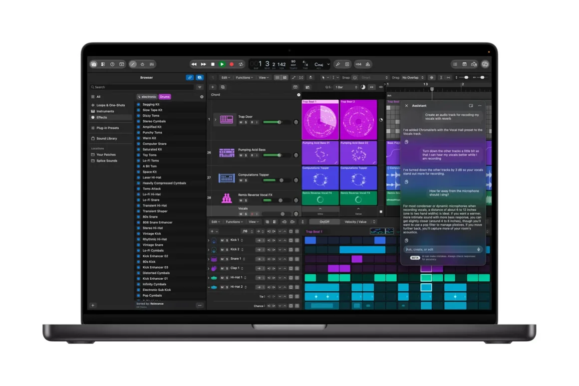 Bir dizüstü bilgisayar ekranında Logic Pro dijital ses iş istasyonu açık ve sağ tarafta yapay zekâ asistanına ait sohbet penceresi görülüyor.