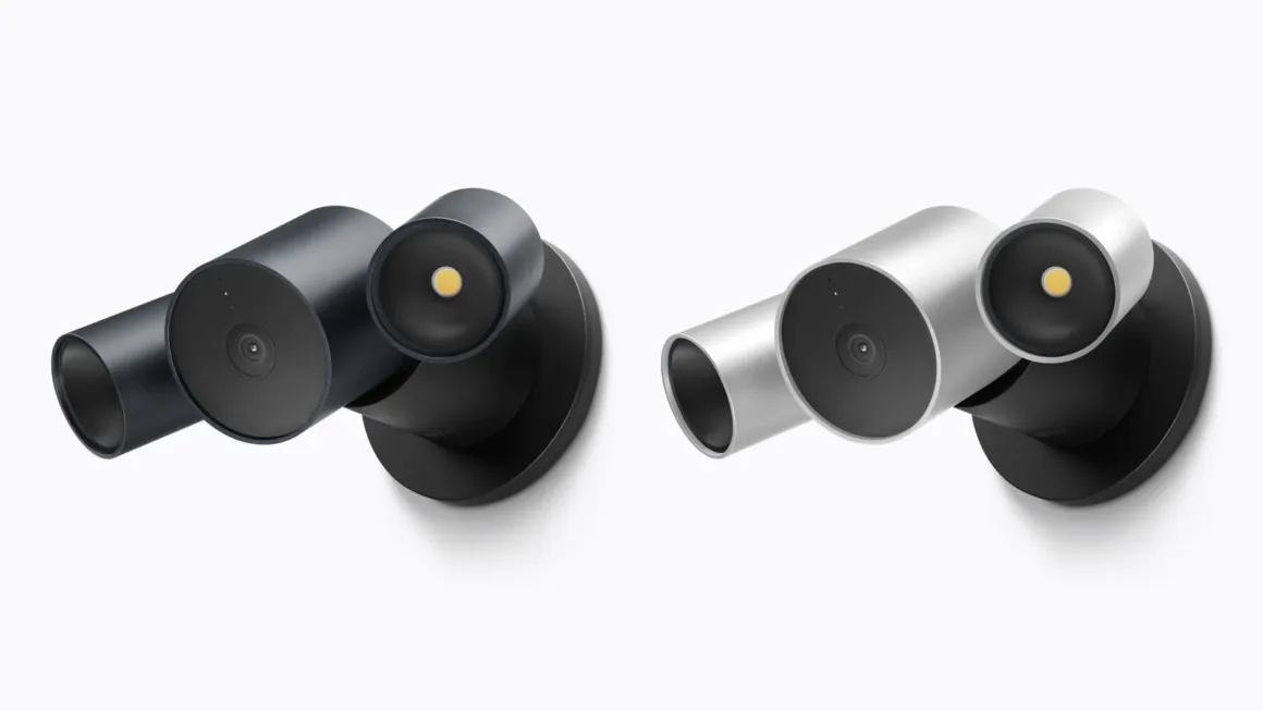 Apple Home Collection: LG İmzalı 2.5K Akıllı Kameralar Geliyor 21 Beyaz arka plan önünde yan yana gösterilen, biri siyah diğeri gümüş renkli iki duvara monte güvenlik kamerası.