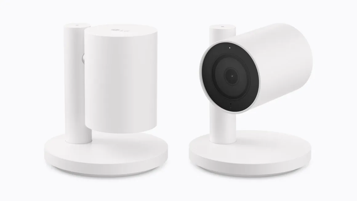 Apple Home Collection: LG İmzalı 2.5K Akıllı Kameralar Geliyor 23 Yuvarlak standlar üzerinde iki beyaz silindirik güvenlik kamerası; biri yukarı, diğeri doğrudan öne bakıyor.