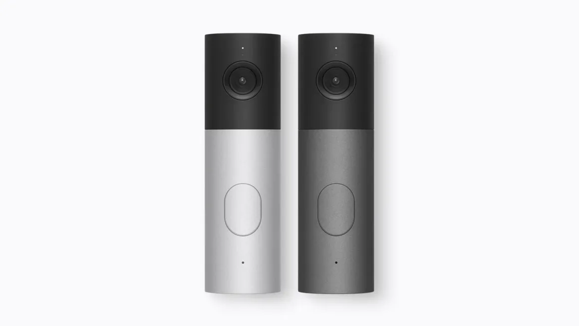 Apple Home Collection: LG İmzalı 2.5K Akıllı Kameralar Geliyor 20 Beyaz arka plan önünde biri gümüş, diğeri koyu gri renkte iki dikey silindirik akıllı kapı zili.