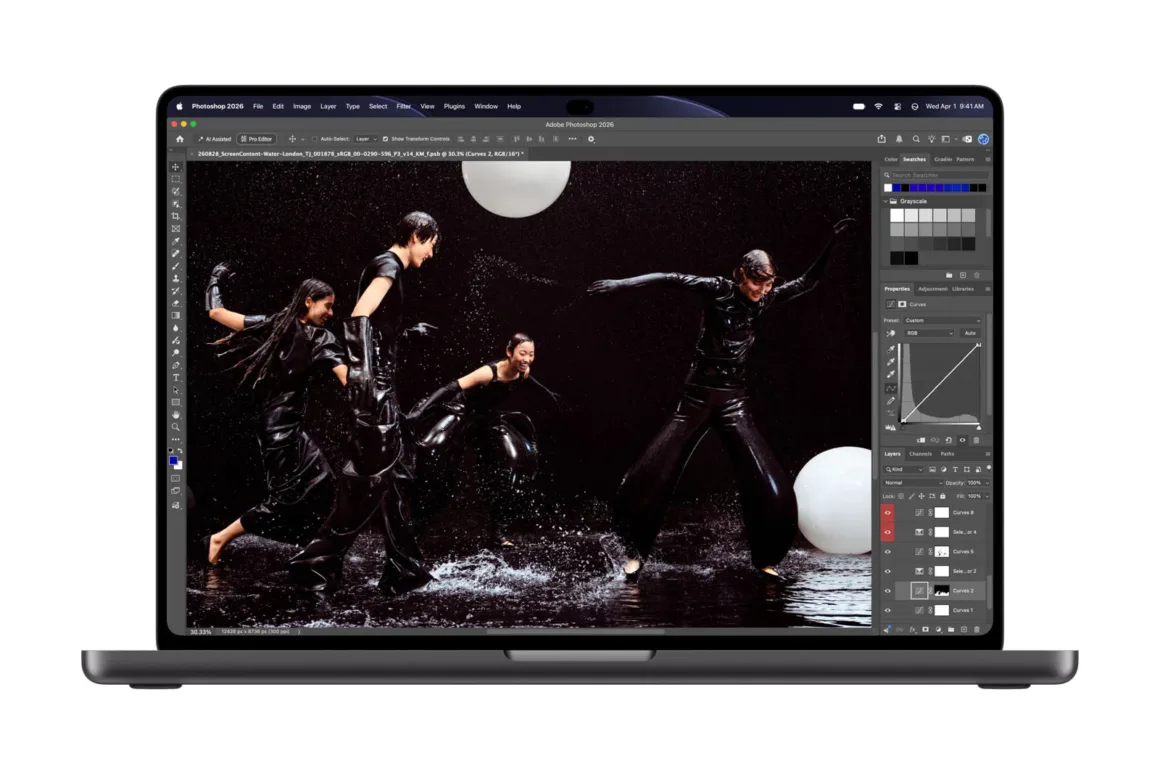 Apple’ın İlk Dokunmatik OLED MacBook Pro’su Tanıtıldı 26 A laptop screen displays the Adobe Photoshop interface with an open project featuring three people in black outfits dancing in water against a dark background.