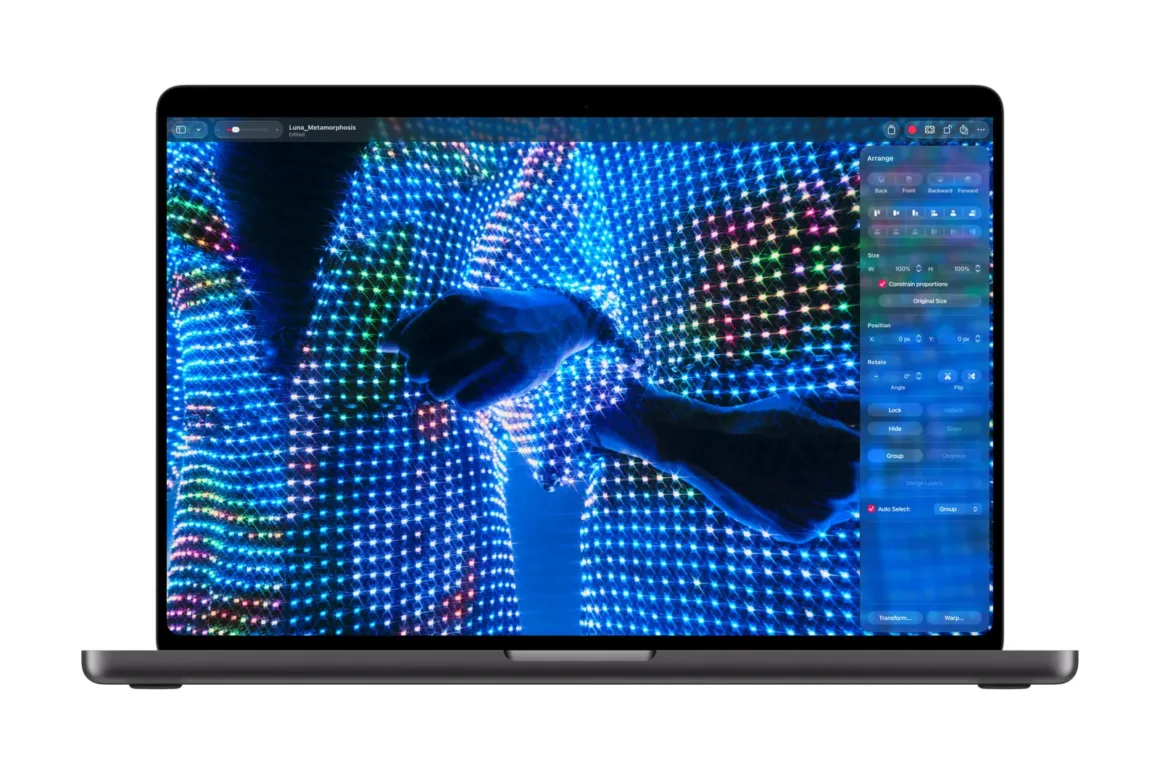 Apple’ın İlk Dokunmatik OLED MacBook Pro’su Tanıtıldı 25 A laptop screen displays a photo editing interface with a blue, sparkling light-patterned image and a sidebar containing arrangement and transformation tools.