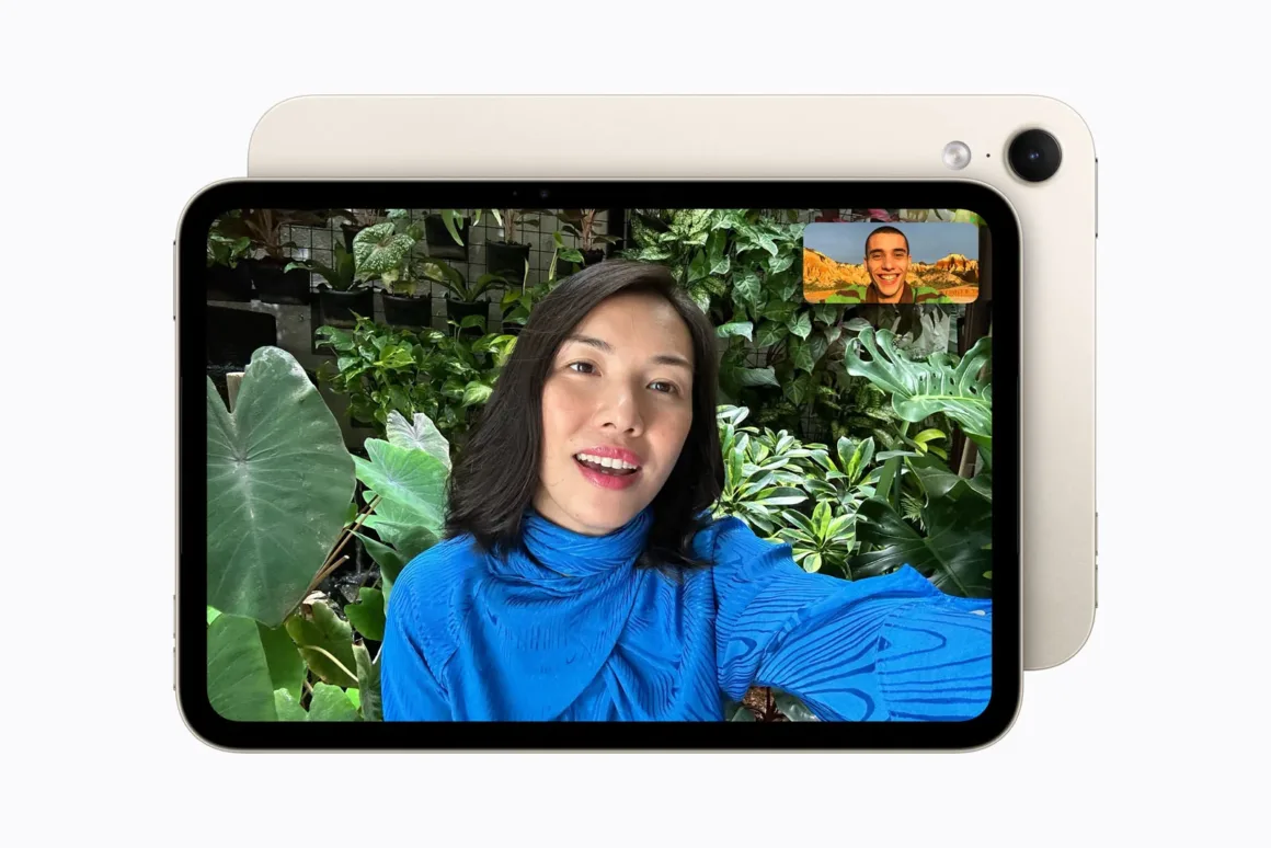 Yeni iPad mini Tanıtıldı: OLED Ekran, A20 Pro ve Daha İnce Tasarım 21 Bir tablet ekranında mavi üst giyen bir kadın ile küçük pencere içinde görünen bir erkek arasında yapılan görüntülü görüşme yer alıyor.