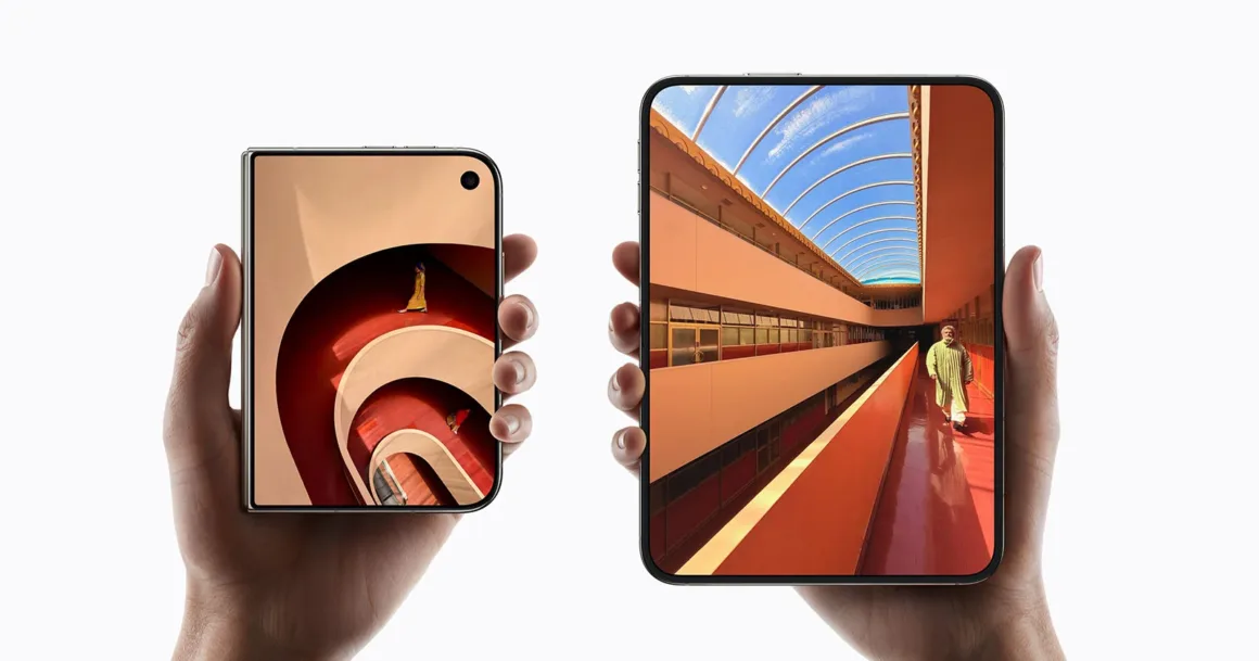 Apple iPhone Duo: İlk Katlanabilir iPhone 7,6 İnç Ekranla Geldi 21 İki el, katlanabilir akıllı telefonu solda kapalı ve kompakt, sağda ise tamamen açılmış tablet benzeri formda tutuyor.