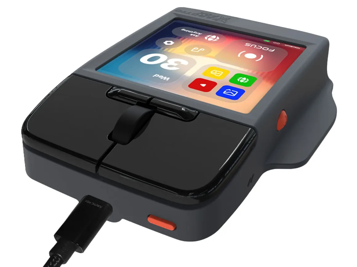 Super Mouse Tanıtıldı: Dokunmatik Ekranlı Fare Üretkenlik Merkezi Olmayı Hedefliyor 21 A gray computer mouse with an integrated touchscreen display, a scroll wheel, and two buttons, connected by a USB-C cable.