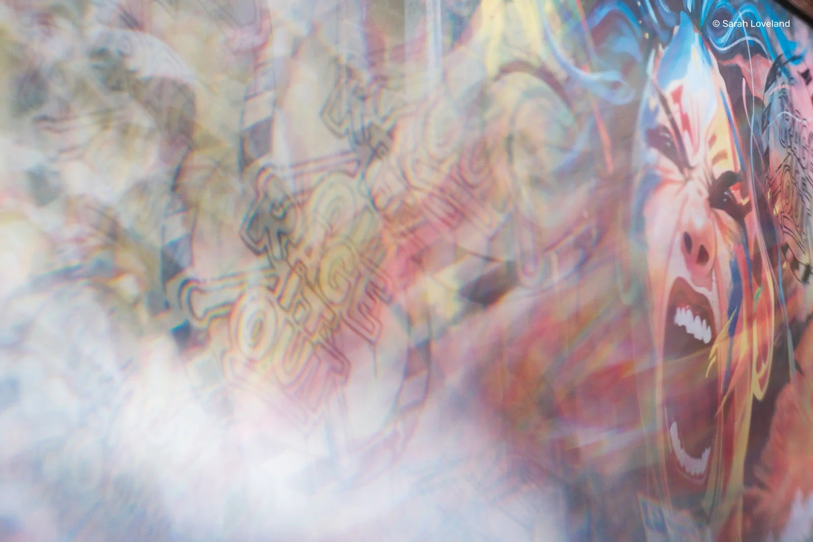 Lensbaby Omni Color II ve Omni Crystal II ile Çekim Sırasında Yaratıcı Efektler 28 A blurry, prismatic overlay obscures a mural featuring a screaming face and the text "RAGE IT OUT.