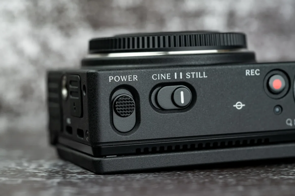 Sigma FP2 İncelemesi: Tuhaf Tasarım, Güçlü Hibrit Performans 24 Siyah kameranın üst panelinde güç anahtarı, CINE ve STILL mod seçicisi ile kırmızı kayıt düğmesi görülüyor.