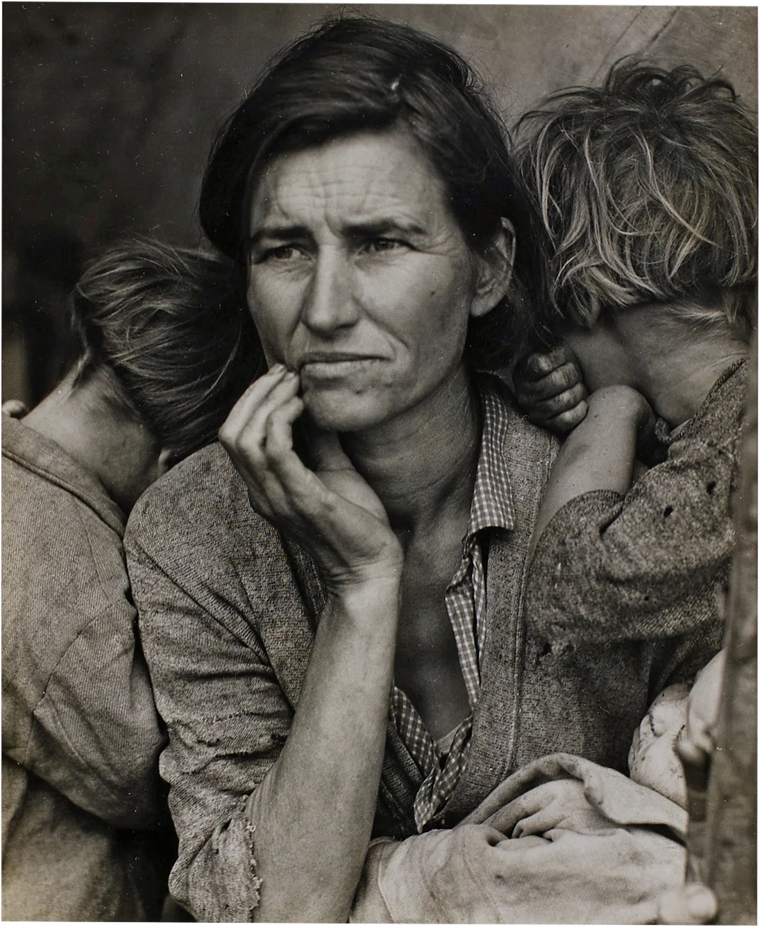 Dorothea Lange’ın Nadir Migrant Mother Baskısı 150 Bin Dolar Değerinde 19 Endişeli ifadeli bir kadın çenesini eline dayamış; iki çocuk başlarını kameradan çevirerek omuzlarına yaslanıyor.