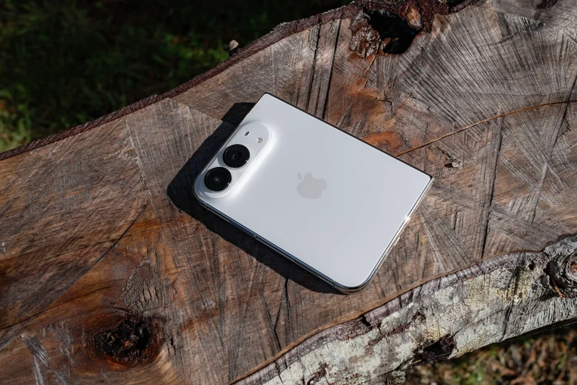 iPhone Duo İncelemesi: Etkileyici Tasarım, Kaçınılmaz Tavizler 18 iPhone Duo İncelemesi: Etkileyici Tasarım, Kaçınılmaz Tavizler
Çift kameralı beyaz dikdörtgen katlanabilir akıllı telefon, dokulu ve yıpranmış ahşap bir kütüğün üzerinde duruyor.