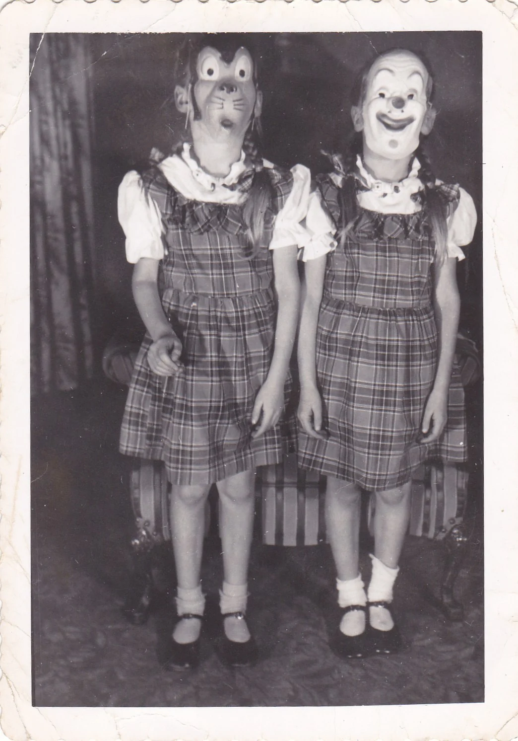 20. Yüzyıl Ortalarından Tekinsiz Halloween Fotoğrafları 21 Aynı ekose elbiseleri ve maskeleri giyen iki küçük kız yan yana duruyor