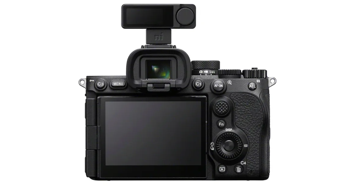 Sony ECM-W5: 32-Bit Float ve 500 Metre Menzilli Kablosuz Mikrofon Sistemi 22 Arka taraftan görüntülenen aynasız fotoğraf makinesinin flaş kızağında küçük harici bir aksesuar takılı.