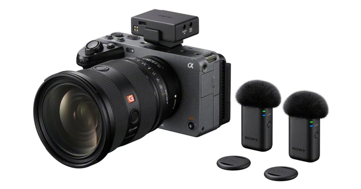 Sony ECM-W5: 32-Bit Float ve 500 Metre Menzilli Kablosuz Mikrofon Sistemi 21 Büyük objektif takılı Sony sinema kamerasının üzerinde kablosuz alıcı bulunuyor; yanında rüzgarlıklı iki kablosuz mikrofon ve iki küçük yuvarlak kapak yer alıyor.