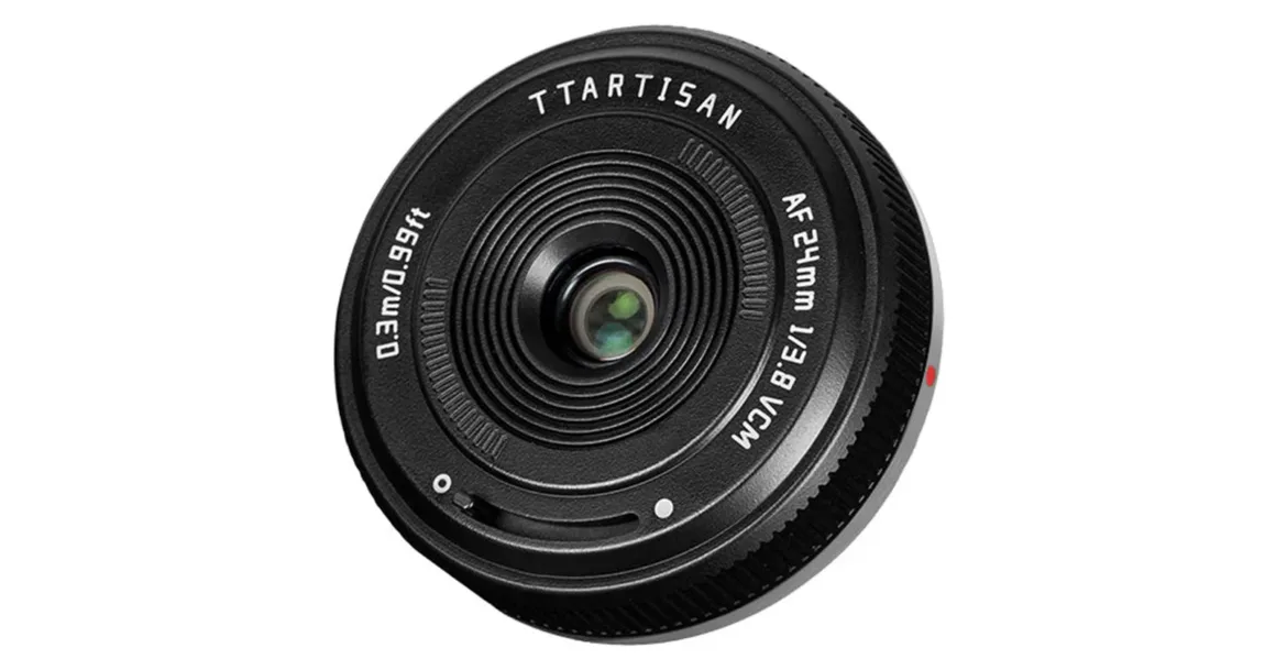 TTArtisan AF 24mm f/3.8 Mini: Sony E Mount için 57 Gramlık Pancake Objektif 19 Siyah TTArtisan AF 24mm f/3.8 VCM pancake objektif, ön optik elemanı ve objektif üzerindeki işaretlemeler görülecek şekilde önden görüntüleniyor.