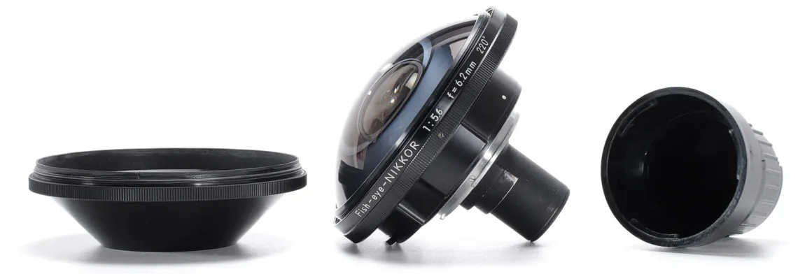 1923 Üretimi Leica 0-Series, 4,25 Milyon Euroya Satıldı 28 Fish-Eye-Nikkor 6.2mm f/5.6 objektif, solunda ön objektif kapağı ve sağında arka kapağıyla birlikte görülüyor.