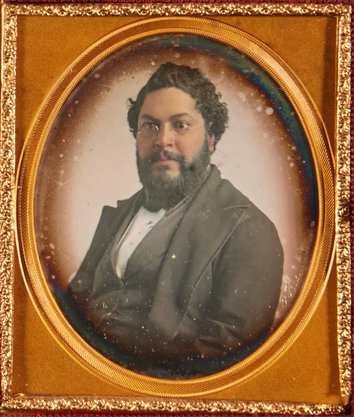 George Boyer Vashon'un dagerotip portresi. Kıvırcık saçlı, sakallı ve yuvarlak gözlüklü Vashon, koyu renk takım elbisesiyle oval, altın renkli süslü bir çerçeve içinde görülüyor.