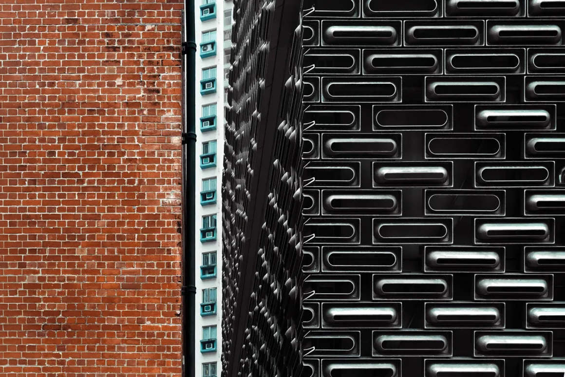 Architecture Photography MasterPrize 2026 Kazananları Açıklandı 23 Kırmızı tuğla duvar, mavi pencere çerçeveli beyaz bina ve tekrarlayan açıklıklara sahip koyu gri modern cephe yan yana görülüyor.