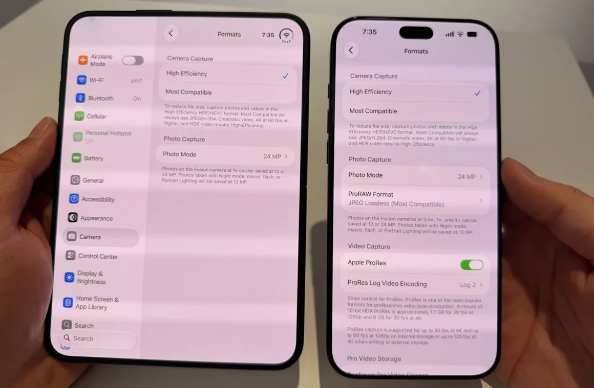 Yan yana tutulan iki akıllı telefonun ekranında Kamera uygulamalarına ait Formatlar ayar menüsü görülüyor.