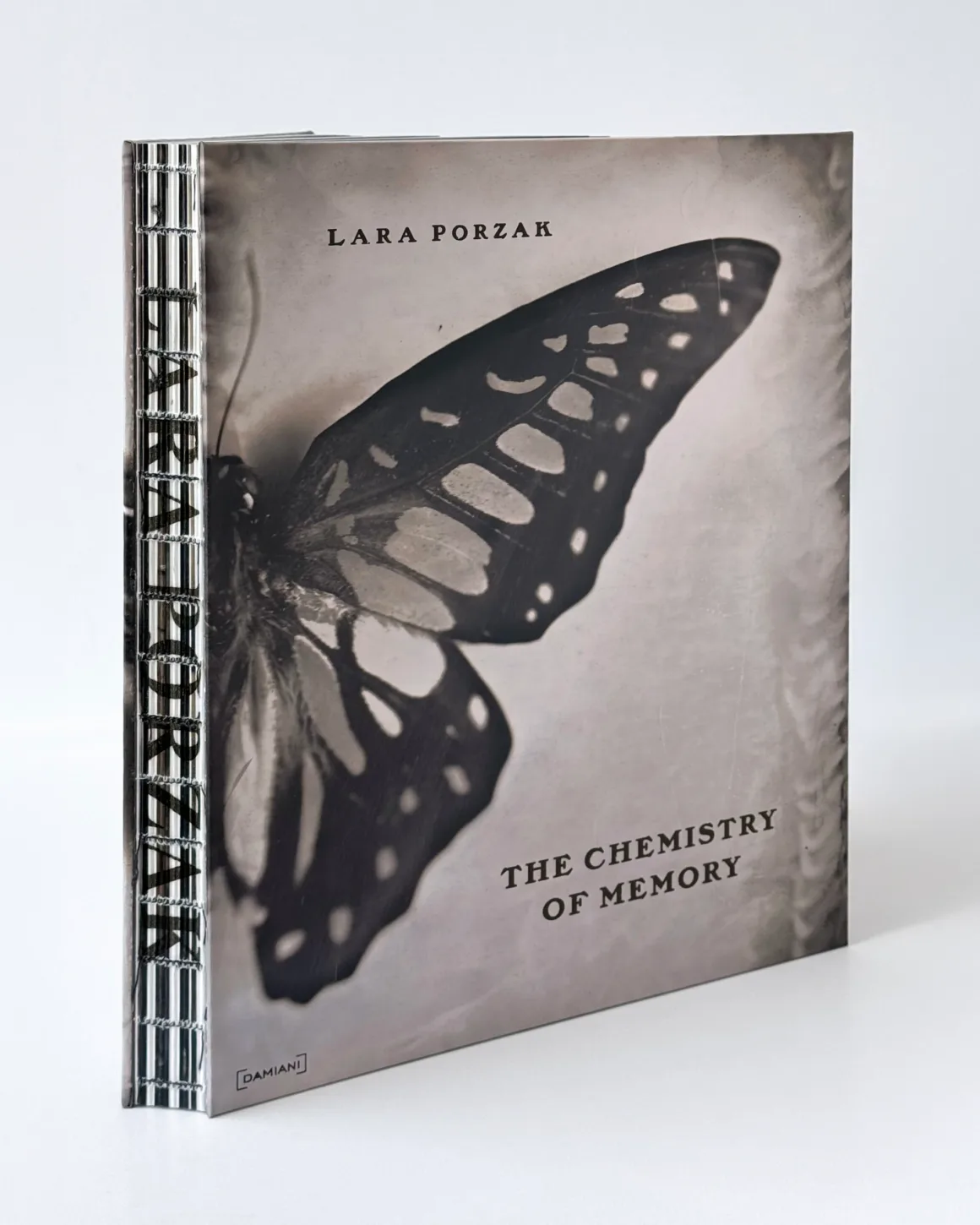 Lara Porzak'ın The Chemistry of Memory adlı kitabı; kapakta siyah-beyaz bir kelebek fotoğrafı yer alıyor.