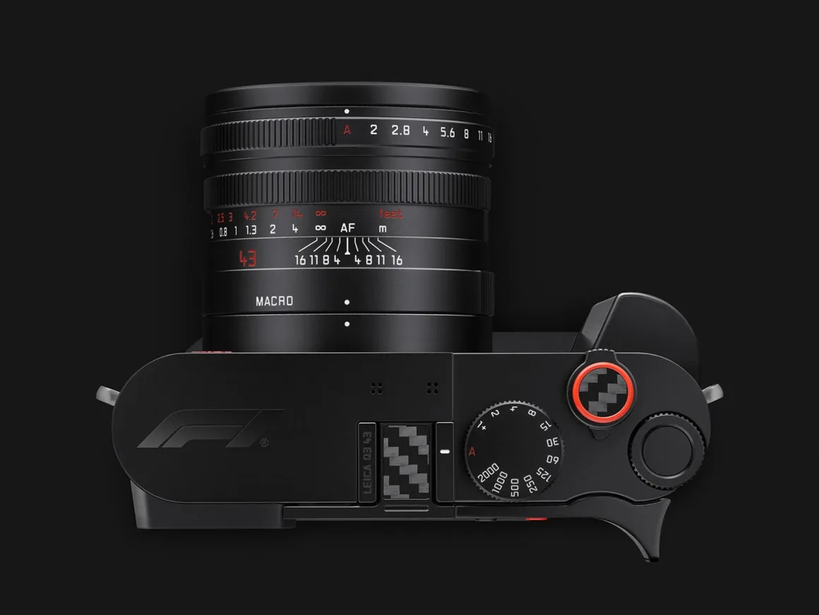 Leica Q3 43 Formula 1 Edition: Karbon Fiber Detaylı Özel Seri 28 Üstten görüntülenen siyah Leica Q3 43 üzerinde F1 logosu, karbon fiber detaylar ve diyafram ile netleme mesafesi işaretli sabit objektif görülüyor.