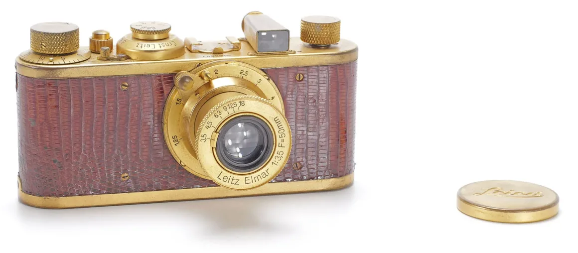 1923 Üretimi Leica 0-Series, 4,25 Milyon Euroya Satıldı 24 Kahverengi dokulu gövdeye ve Leitz Elmar 50mm objektife sahip altın renkli vintage Leica fotoğraf makinesi ile uyumlu objektif kapağı.