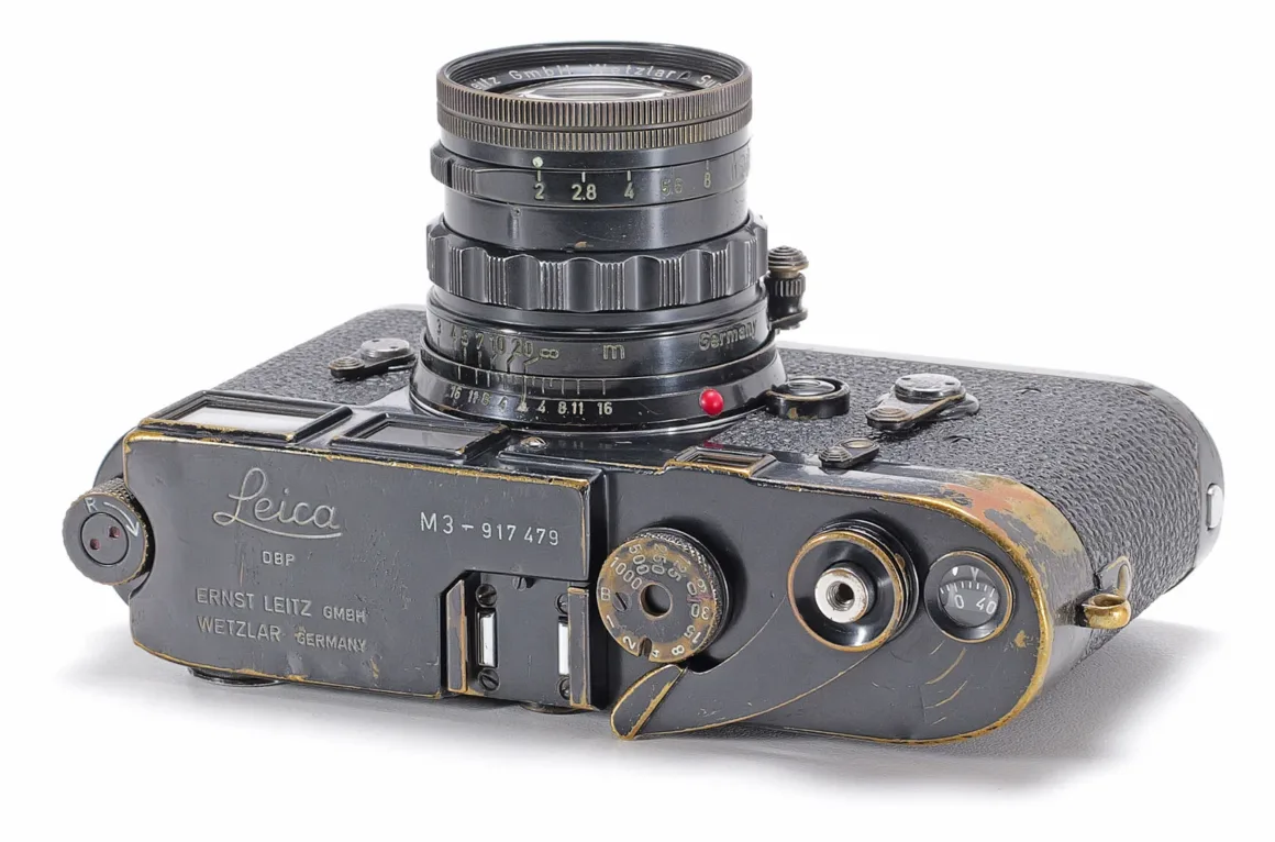 1923 Üretimi Leica 0-Series, 4,25 Milyon Euroya Satıldı 26 Objektif takılı siyah Leica M3; üst plakada ve gövdede yoğun pirinçleşme ve kullanım izleri görülüyor.