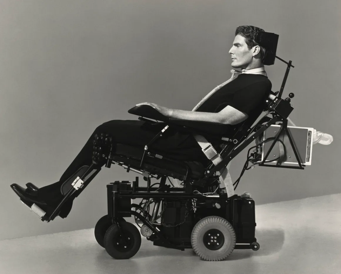 National Portrait Gallery fotoğraf koleksiyonunda yer alan Christopher Reeve portresi
Christopher Reeve, siyah tişört giymiş hâlde motorlu tekerlekli sandalyesinde profilden oturuyor; baş desteği ve ventilatör tarafından destekleniyor.