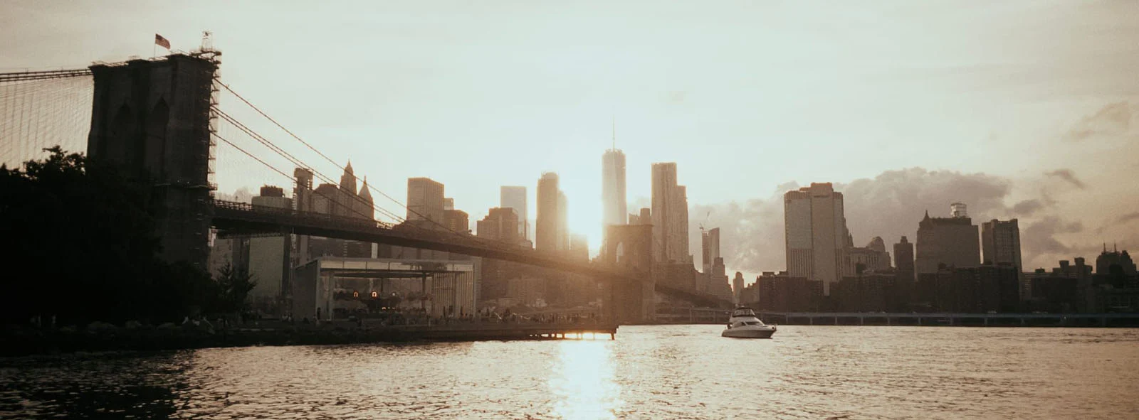 Halide 3.2, Apple’ın Yeni Değişken Diyaframını Daha da İleri Taşıyor 26 The Brooklyn Bridge spans across the East River with the Manhattan skyline silhouetted against a bright sunset in the background.