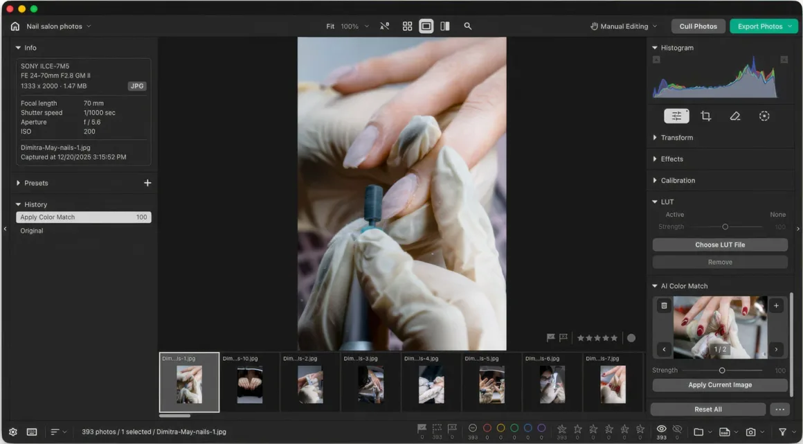 Pixieset Photo Editor: Yapay Zekâ ile Seçimden Teslime Tek İş Akışı 27 Pixieset Photo Editor arayüzünde manikür yapan bir kişinin müşterinin tırnağı üzerinde elektrikli törpü kullandığı yakın plan fotoğraf düzenleniyor.