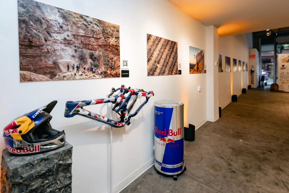 Uçurumun Kenarında Fotoğraf: Red Bull Rampage’in Görünmeyen Yüzü 22 Red Bull Rampage 25. yıl fotoğraf sergisinden bir görünüm.