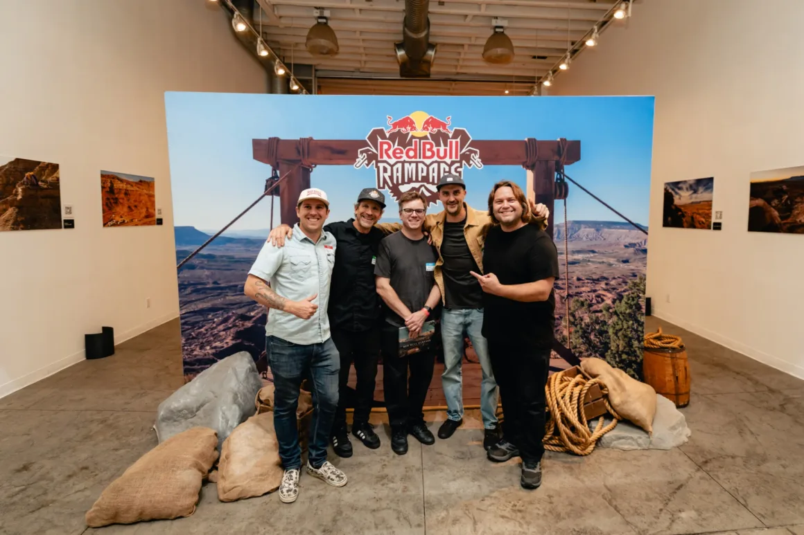 Uçurumun Kenarında Fotoğraf: Red Bull Rampage’in Görünmeyen Yüzü 19 Red Bull Rampage 25. yıl fotoğraf sergisinden bir görünüm.
