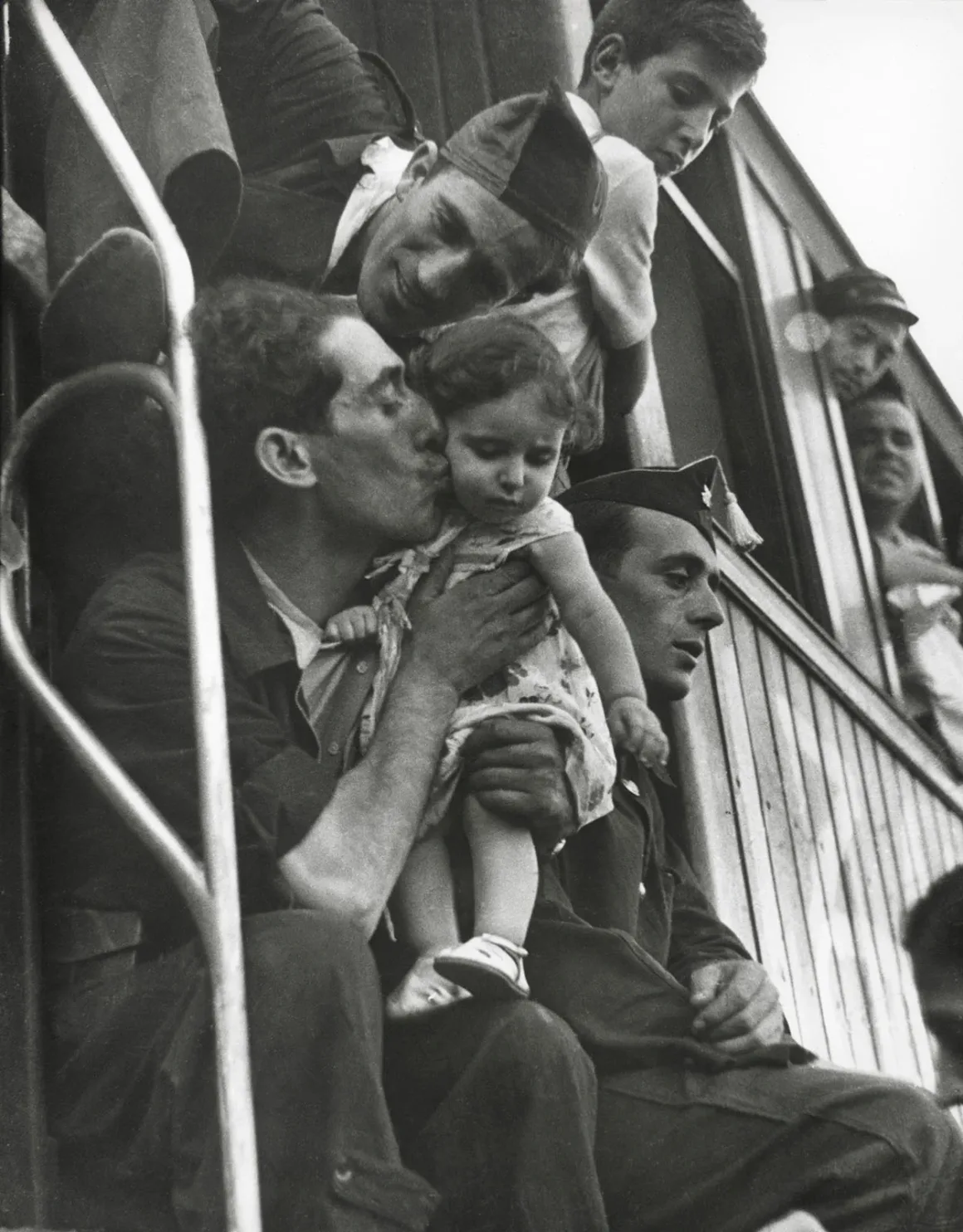 Robert Capa’nın Death in the Making Kitabı 88 Yıl Sonra Yeniden Basılıyor 23 Robert Capa Death in the Making 06