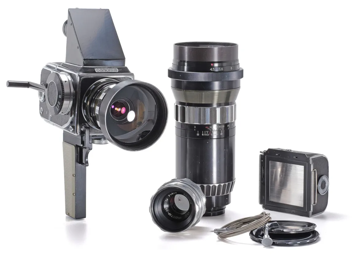 1923 Üretimi Leica 0-Series, 4,25 Milyon Euroya Satıldı 27 Bel hizası vizörlü Salyut-S orta format fotoğraf makinesi; büyük telefoto objektif, daha küçük Industar-29 objektif, film magazini ve kablolu deklanşörle birlikte beyaz arka plan üzerinde görülüyor.