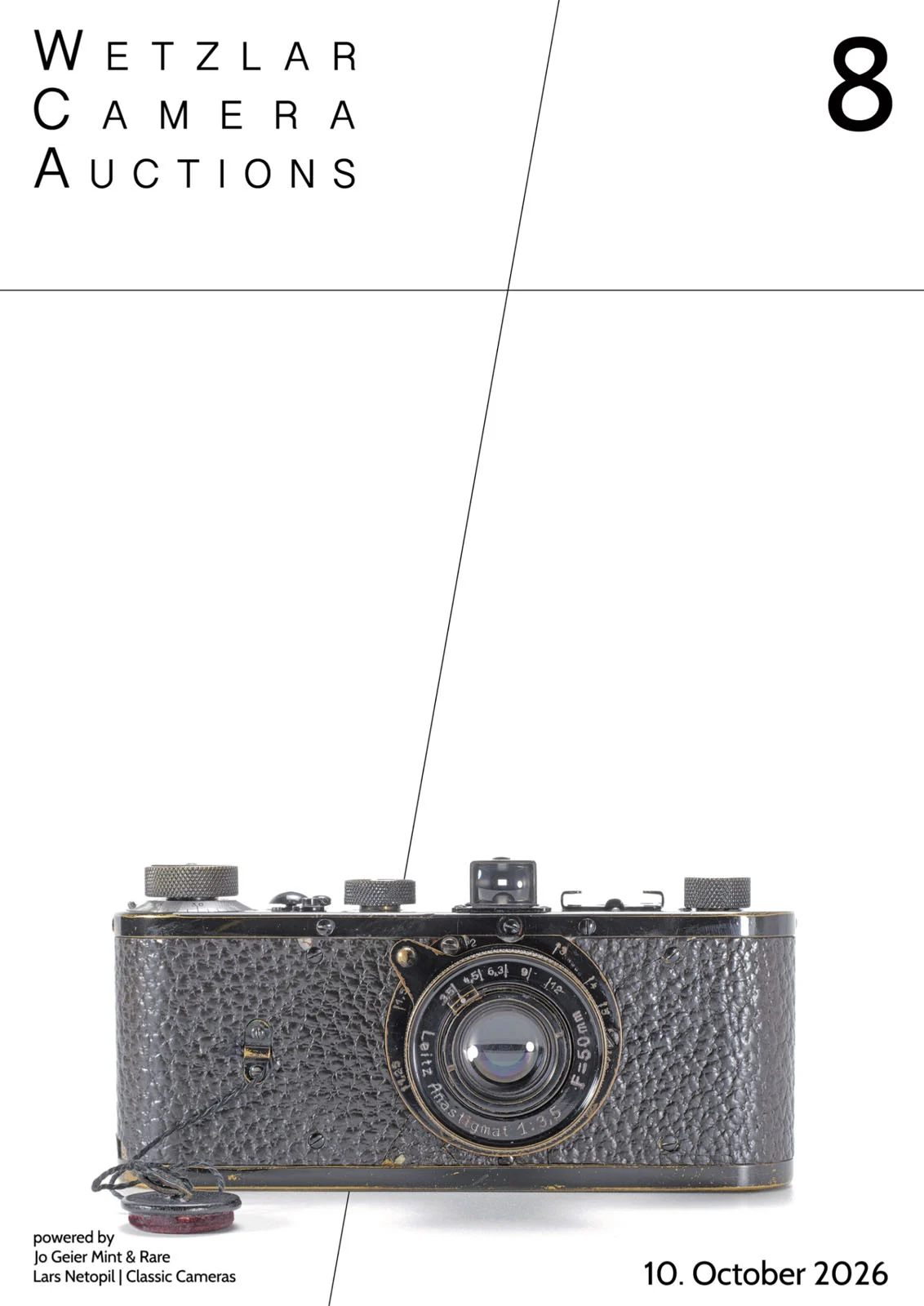 1923 Üretimi Leica 0-Series, 4,25 Milyon Euroya Satıldı 19 Beyaz arka plan önünde 50mm objektifli vintage siyah Leica fotoğraf makinesi ve Wetzlar Camera Auctions 8, 10 October 2026 yazıları.
