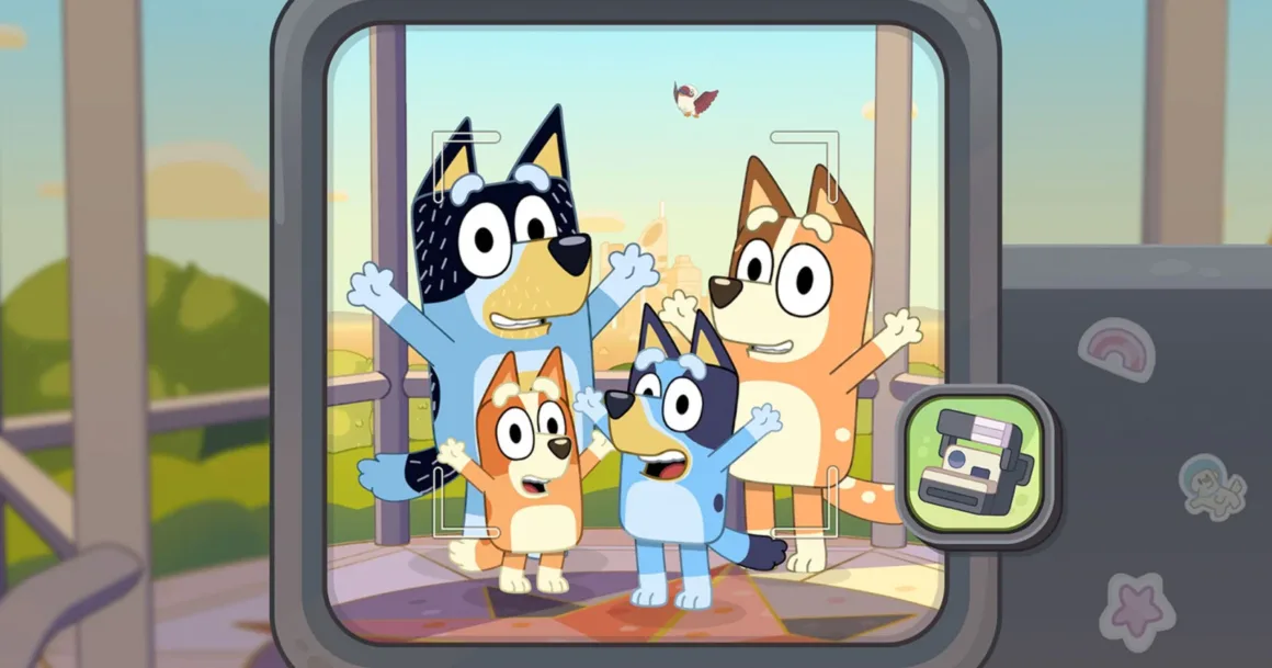 Bluey’s Happy Snaps, Çocuklara Fotoğrafçılığı Oyunla Sevdiriyor 1 Bluey’s Happy Snaps, Çocuklara Fotoğrafçılığı Oyunla Sevdiriyor
Bir dijital fotoğraf makinesinin ekranında Bandit, Chilli, Bingo ve Bluey'den oluşan Heeler ailesinin açık havada birlikte poz verdiği bir fotoğraf görülüyor; arka planda bir kuş uçuyor.
