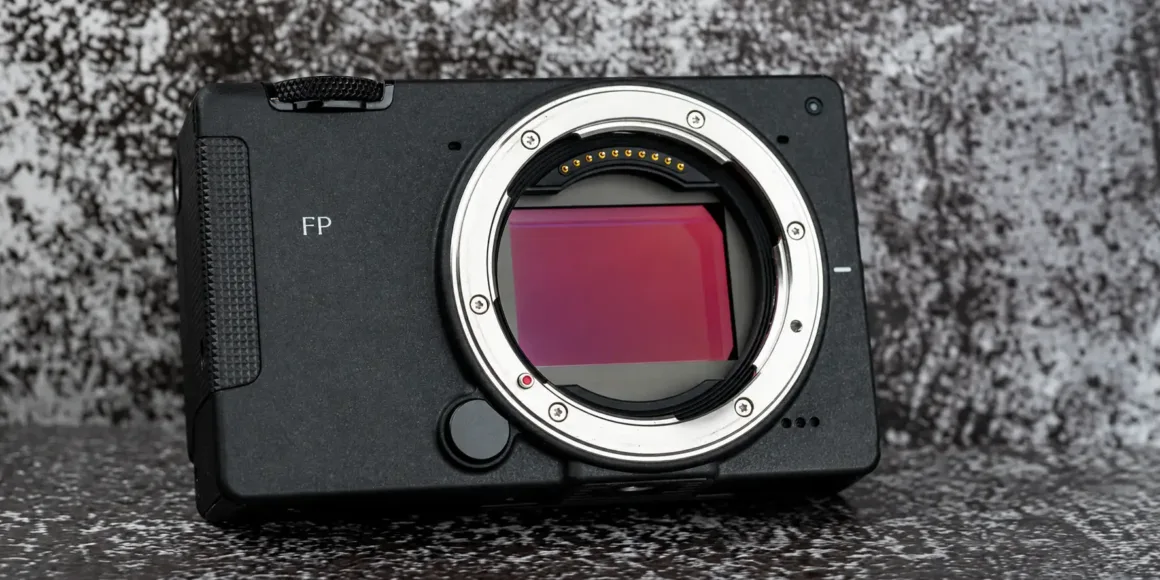 Sigma FP2 İncelemesi: Tuhaf Tasarım, Güçlü Hibrit Performans