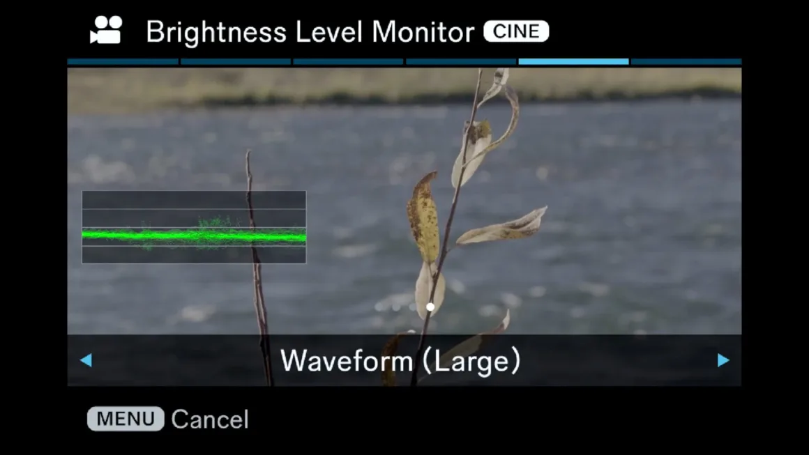 Sigma FP2 İncelemesi: Tuhaf Tasarım, Güçlü Hibrit Performans 49 Kamera menüsünde Brightness Level Monitor ayarı açık ve Waveform Large seçili; nehir görüntüsünün üzerinde waveform grafiği bulunuyor.