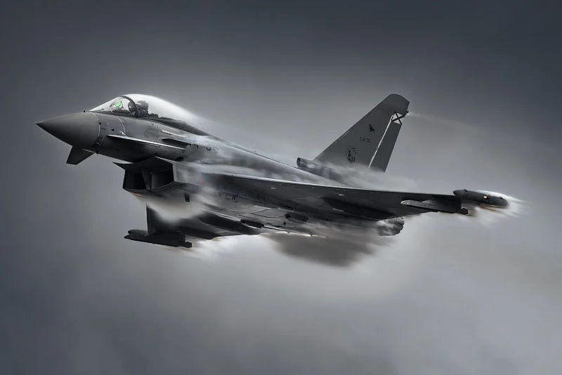 Hızı Fotoğrafa Dönüştürmek: Simone Marulli’nin Uçak Kareleri 23 Bir Eurofighter Typhoon, nemli havada uçarken kanatları ve gövdesi üzerinde belirgin yoğuşma bulutları oluşturuyor.