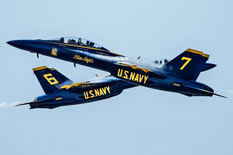 Hızı Fotoğrafa Dönüştürmek: Simone Marulli’nin Uçak Kareleri 24 ABD Donanması Blue Angels ekibine ait 7 ve 6 numaralı iki F/A-18 Super Hornet açık gökyüzünde yakın formasyonda uçuyor.
