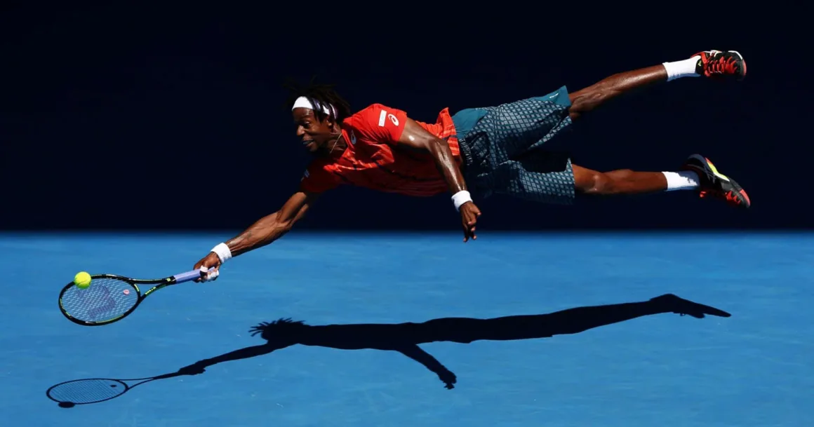 World Press Photo 2027’ye Doğa ve Spor Ödülleri Eklendi
Turuncu tişört ve desenli şort giyen bir tenisçi, sarı tenis topuna raketiyle vurmak için havada yatay biçimde uzanıyor.