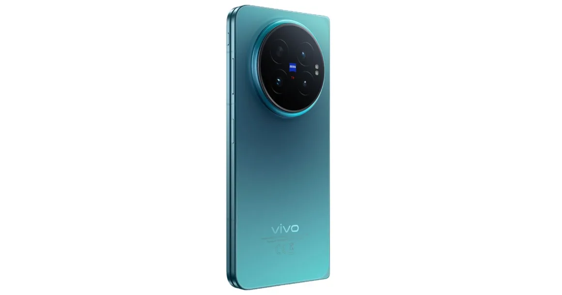 Vivo X Fold6: Katlanabilir Telefonda 200 MP Zeiss Kamera Sistemi 21 Turkuaz renkli akıllı telefon arkadan açılı biçimde görülüyor; büyük dairesel ZEISS kamera modülü ve alt bölümde Vivo logosu yer alıyor.