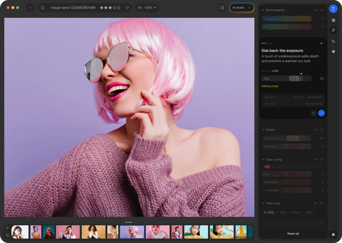 Aftershoot Photon: Fotoğraf Düzenlemeyi Öğreten Ücretsiz RAW Editörü 22 Pembe saçlı ve güneş gözlüklü gülümseyen bir kadının portresini gösteren fotoğraf düzenleme arayüzü; sağ tarafta pozlama, renk ve ton ayar panelleri bulunuyor.
