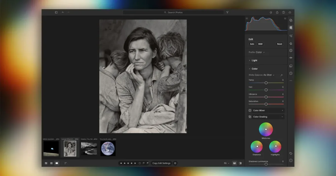 ArtCraft: Adobe Creative Cloud’a Açık Kaynak ve Ücretsiz Rakip 1 ArtCraft: Adobe Creative Cloud’a Açık Kaynak ve Ücretsiz Rakip
Adobe Lightroom arayüzünü gösteren bir bilgisayar ekranında, ortada ikonik Migrant Mother fotoğrafı seçili.